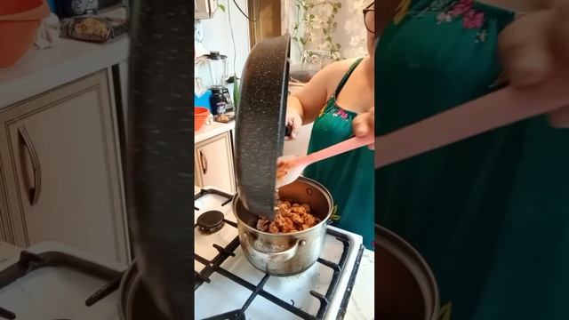 А пока пирог в духовке, я готовлю неправильный плов или просто каша с курой 😁 смотреть онлайн