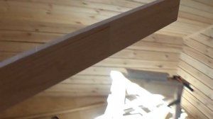 Простая отделка окна в деревянном доме.