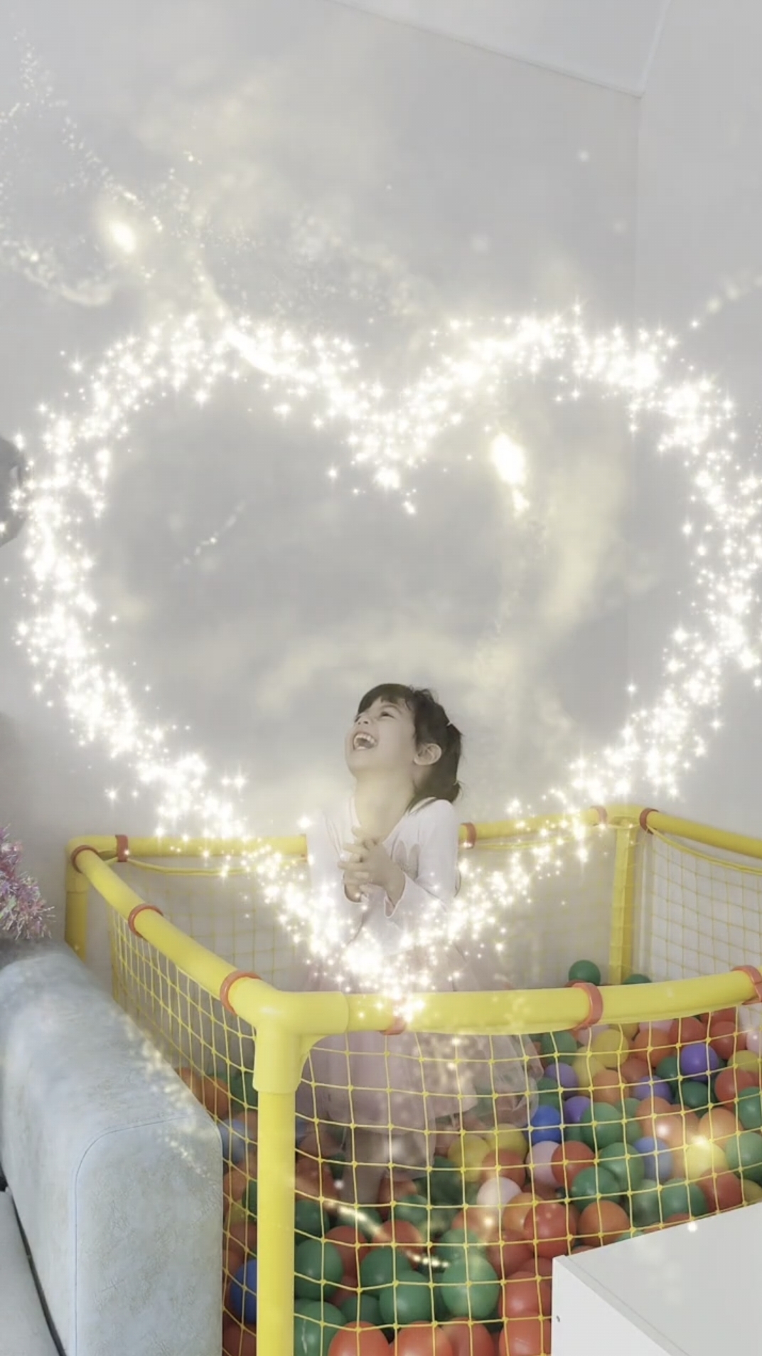 Настя в водопаде из шариков смотреть онлайн