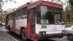 Троллейбус ЮМЗ Т1Р №2043 отъезжает