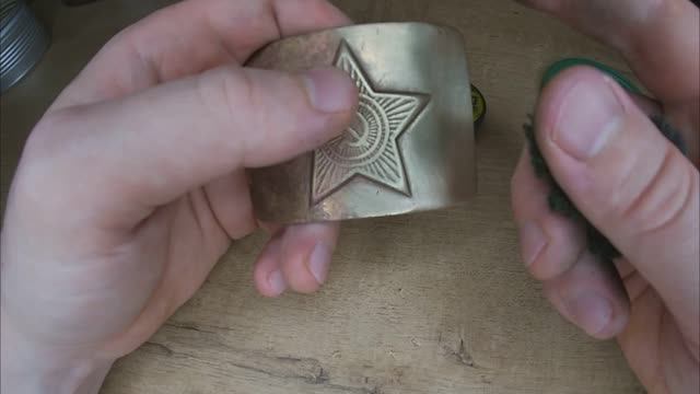 Как очистить серебро.Как очистить латунь в лимонной кислоте. Супер способ очистки латуни и серебра. смотреть онлайн