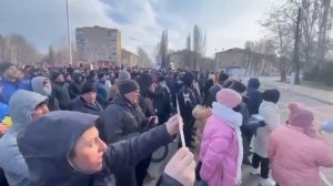 Мелитополь. Более 2 000 человек вышли к захваченному зданию Мелитопольской райгосадминистрации