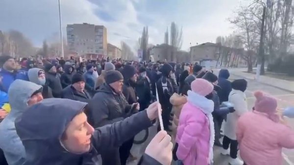 Мелитополь. Более 2 000 человек вышли к захваченному зданию Мелитопольской райгосадминистрации