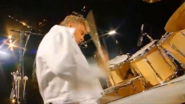 Queen w/ Axl Rose - April 20th, 1992 - Freddie Mercury Tribute Concert [We Will Rock You] смотреть онлайн