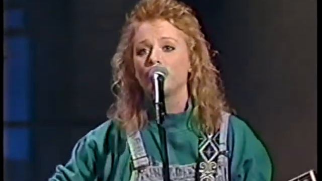 Indigo Girls - Hammer And A Nail on Letterman 1991 смотреть онлайн