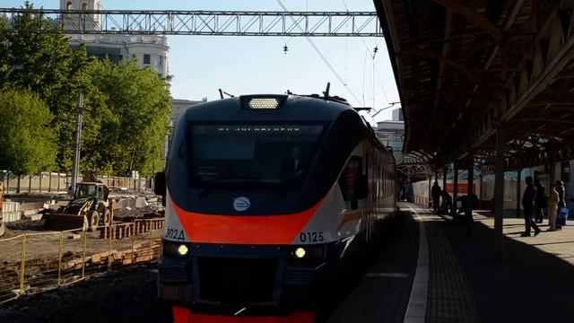ЭП2Д-0125 прибывает на Белорусский вокзал смотреть онлайн