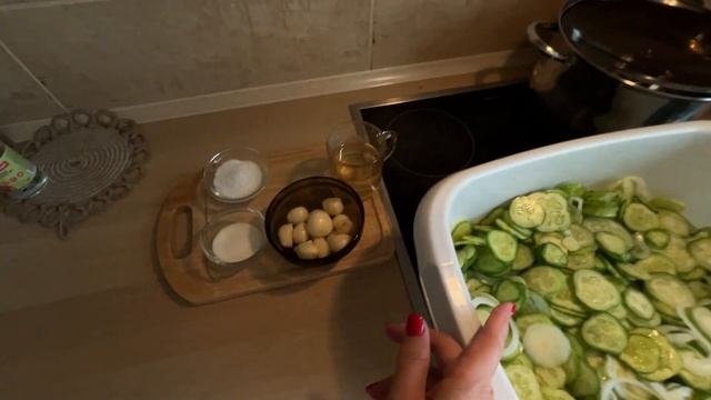 Много огурцов? Простой салат на зиму. Рецепт салата из огурцов смотреть онлайн