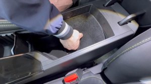 Инструкция установки обшивки самоклеющимся карпетом в бардачок Geely Coolray 2023- new рестайлинг