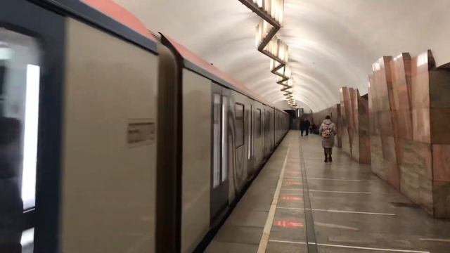 Метропоезд 81-765/766/767 «Москва» станция метро Баррикадная смотреть онлайн