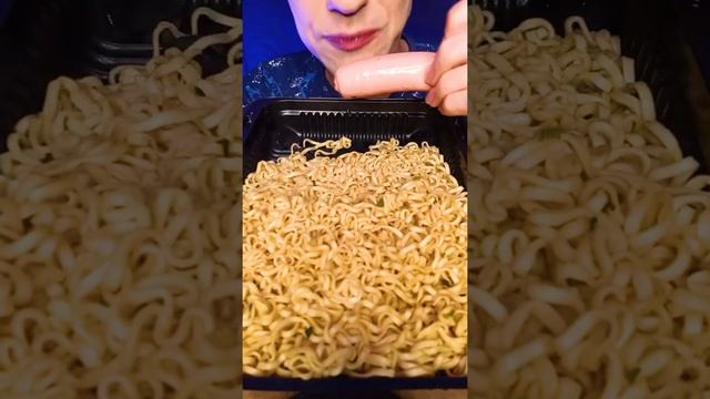 АСМР ЕДА ДОШИРАК И СОСИСКИ | БЫСТРЫЙ ИТИНГ | МУКБАНГ | ASMR FOOD FAST EATING MUKBAN | NO TALKING 먹방 смотреть онлайн