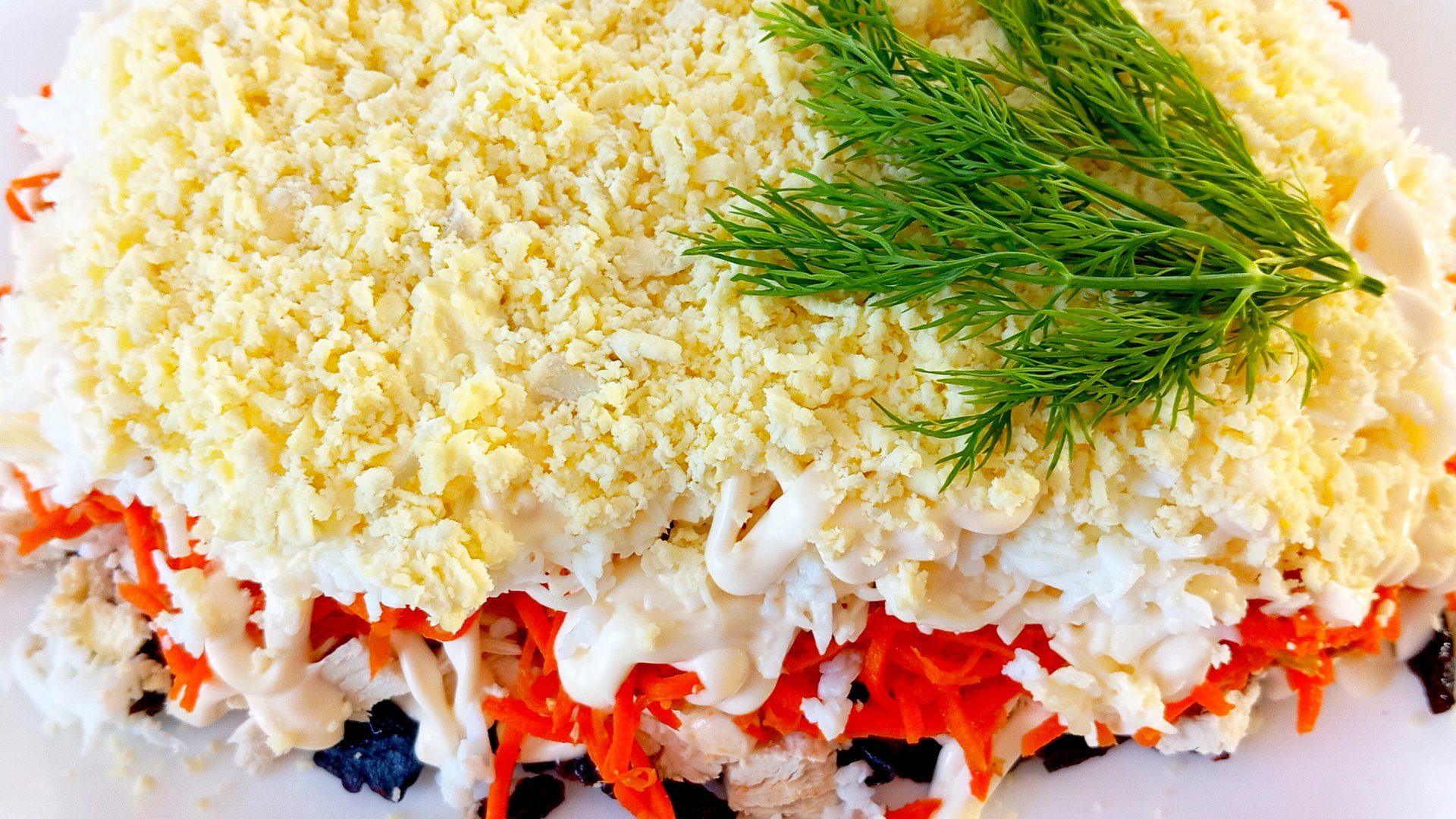 Слоёный салат 🥗 с необычным сочетанием продуктов /Салат с черносливом 🫐, морковью 🥕 по - корейски смотреть онлайн