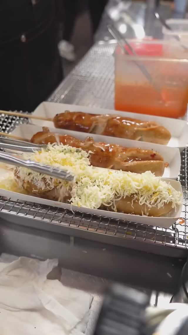 Домашняя колбаса с сыром приготовленная на ночном рынке в Корее. смотреть онлайн