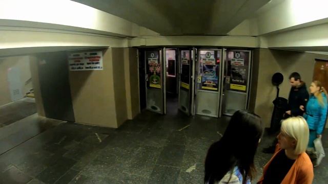 Київ. Walking around Kyiv. Kontraktova ploshcha Metro station. ORANGE ua смотреть онлайн
