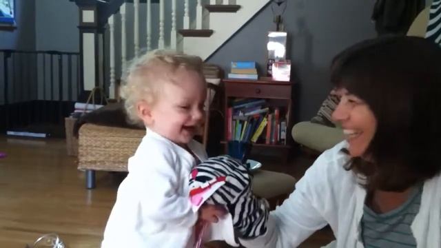 Lu plays with Zebra puppet смотреть онлайн