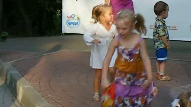 Lada shows off her signature dancing style смотреть онлайн