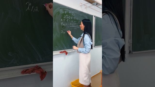 Решаем квадратное уравнение с помощью формулы. В канале еще больше разборов. Подпишись. смотреть онлайн