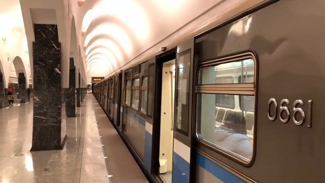 Метропоезд 81-740.1 на станции Волоколамская смотреть онлайн