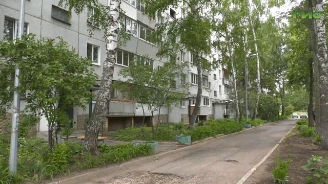 На Крайней, 12 начали благоустраивать двор и прилегающую к нему территорию смотреть онлайн