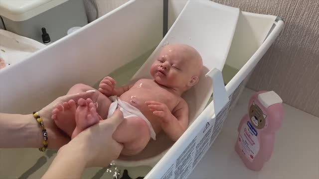 ROLEPLAY SILICONE REBORN BABY BATH ROOTINE КУПАНИЕ СИЛИКОНОВОГО РЕБОРНА смотреть онлайн