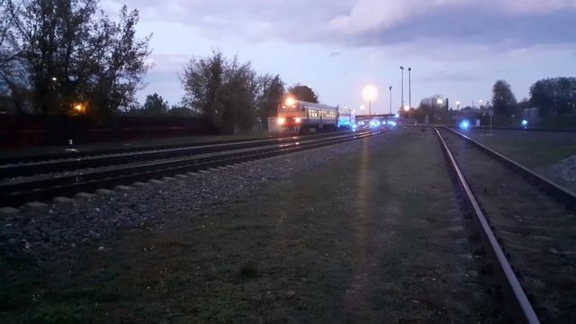 DR1AM-254(PV) пассажирский поезд покидает станцию Елгава. (19:07) смотреть онлайн