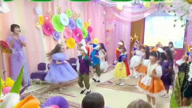 Выпускной. Танец "Вставай, с первыми лучами вставай"Дет. центр "Умка"на Берегового г.Алматы смотреть онлайн