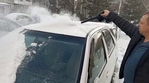 Удобная ветродуйка для уборки снега авто.
