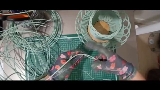 Как сплести корзинку на донышке с двойными отверстиями из ротанга 1 часть смотреть онлайн