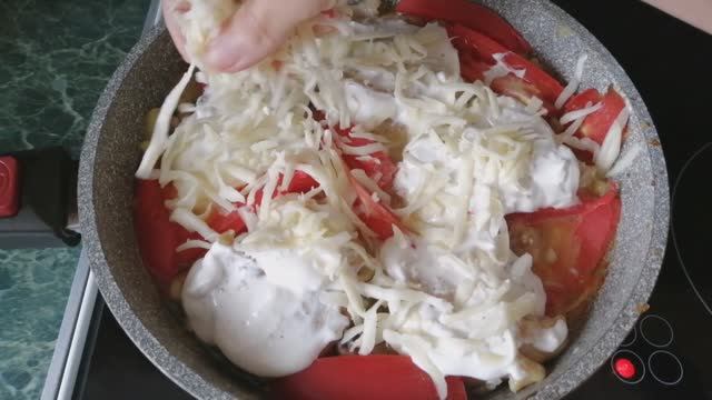 Куриные бедра с овощами. Ну очень вкусно и готовится быстро! смотреть онлайн