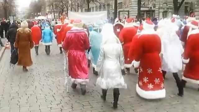 В центре Харькова прошел парад Дедов Морозов смотреть онлайн