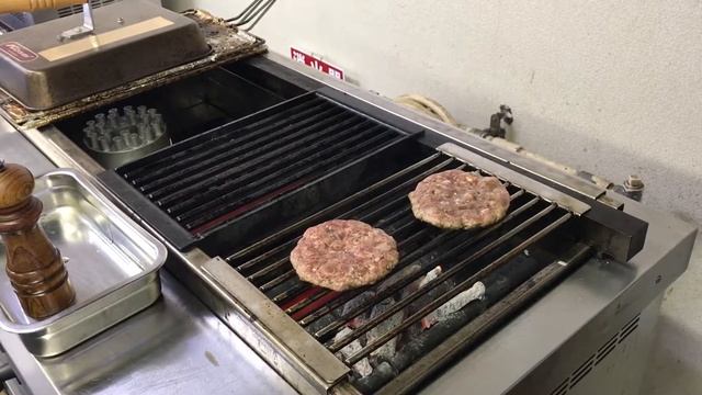 Grilling hamburger on KOSEI GRILL 20170710 смотреть онлайн