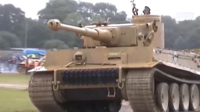Tiger I Tank Panzer VI 131 SdKfz 181 with 88 mm gun in action at Bovington Camp смотреть онлайн