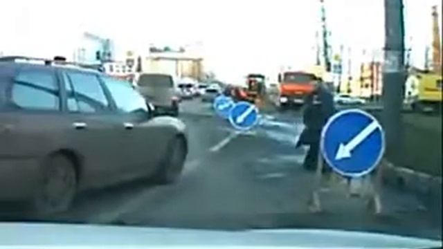 Чем треснуть обидчика? Да дорожным знаком! Мало? Тогда ногой! смотреть онлайн