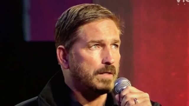 А это Джим Кэвизел читает молитву на арамейском – языке Христа. смотреть онлайн