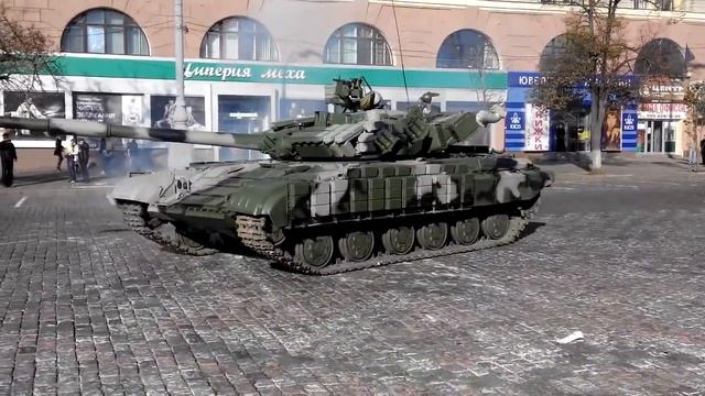 Танк на брусчатке площади Свободы Харьков смотреть онлайн