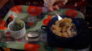 Печеная картошка с жареным луком, свежий огурчик