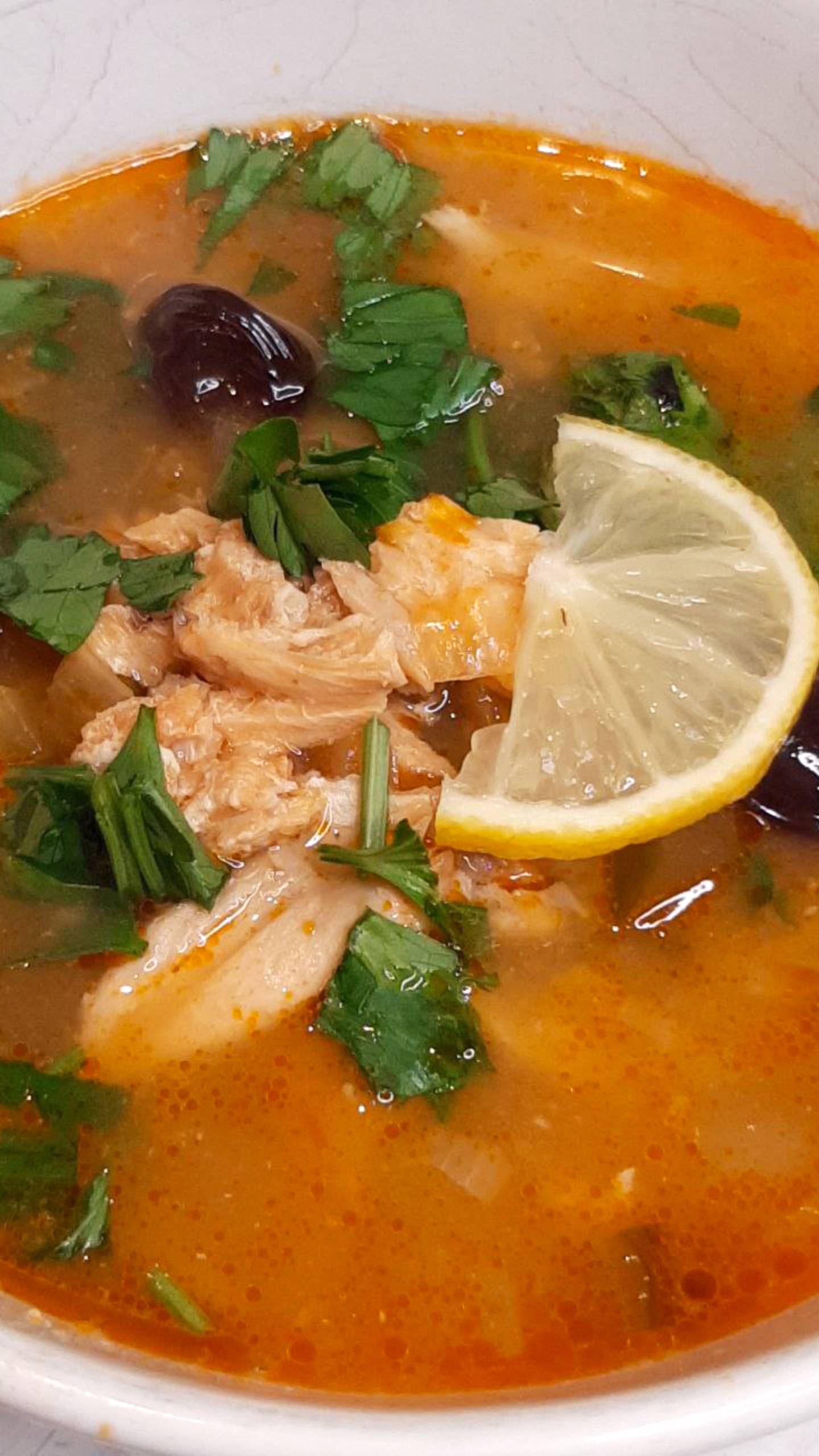 Рыбная солянка, подавайте с петрушкой и дольками лимона. смотреть онлайн