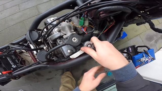 Kawasaki ER-5 Sparkplug, Coolant And Brakelight Switch | Episode 5 (ENGLISH CC)