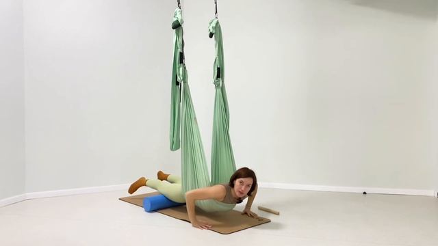 FLY YOGA МФР. Покат передней поверхности бедра смотреть онлайн