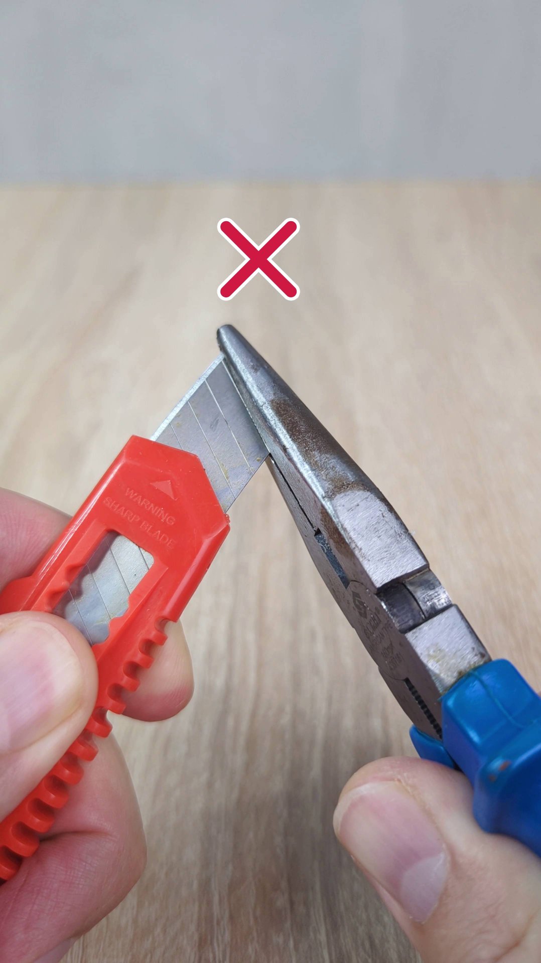 Обязательно запомните эту хитрость! Как легко отломить лезвие у канцелярского ножа смотреть онлайн