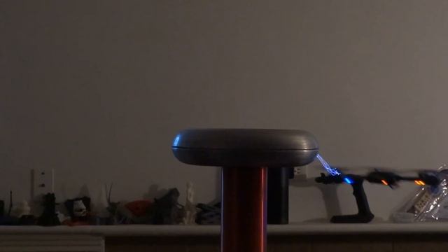 Drone vs Tesla Coil смотреть онлайн