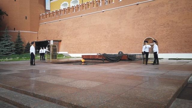 Смена почётного караула у Вечного огня на могиле Неизвестного солдата в Москве смотреть онлайн