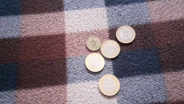На байковую поверхность бросаются МОНЕТЫ: 4 по 100 и 1 по 10 ТЕНГЕ, получены при покупке 4-го Апрел смотреть онлайн