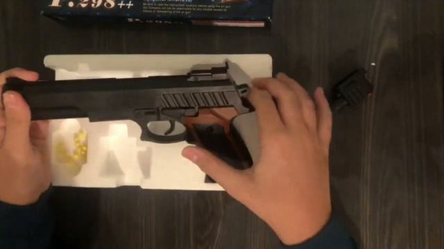 Распаковка игрушечного пистолета смотреть онлайн