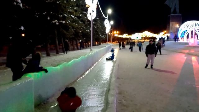 Сын катается с ледяной горки / Городская площадь смотреть онлайн