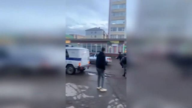 Пьяный водитель прокатил полицейского на капоте("Это же Рамин,пацаны!" смотреть онлайн