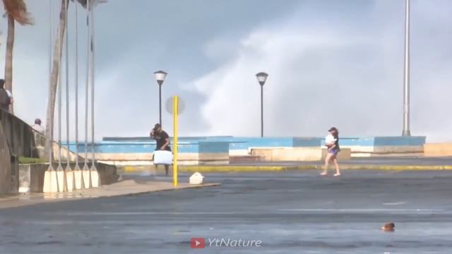 Storm waves caused flooding in Havana, Cuba (Dec 21, 2018) смотреть онлайн