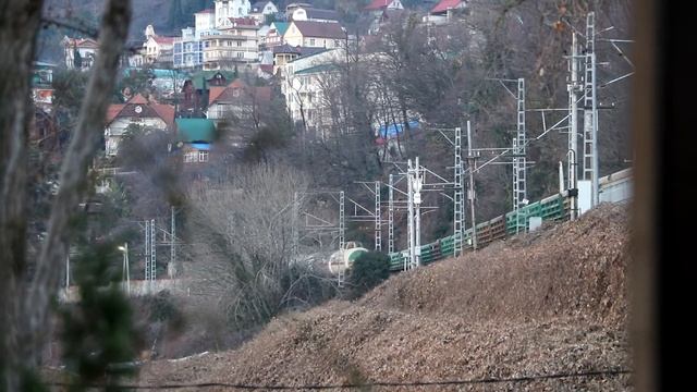 Электровоз 2ЭС4К-046 с грузовым поездом смотреть онлайн