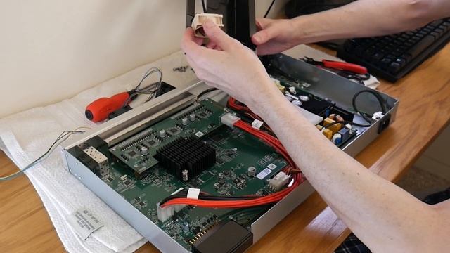 USW Pro 24 PoE Gen2 Fan Replacement смотреть онлайн