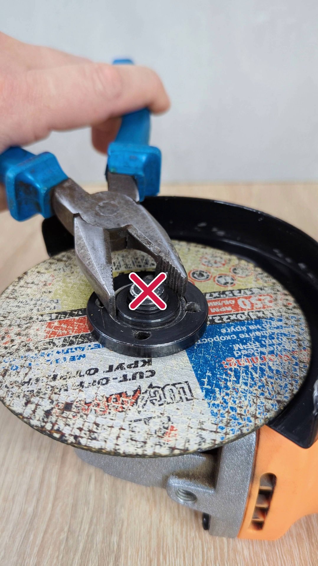 Обязательно запомни эту хитрость! Как открутить гайку на болгарке, если нет ключа смотреть онлайн