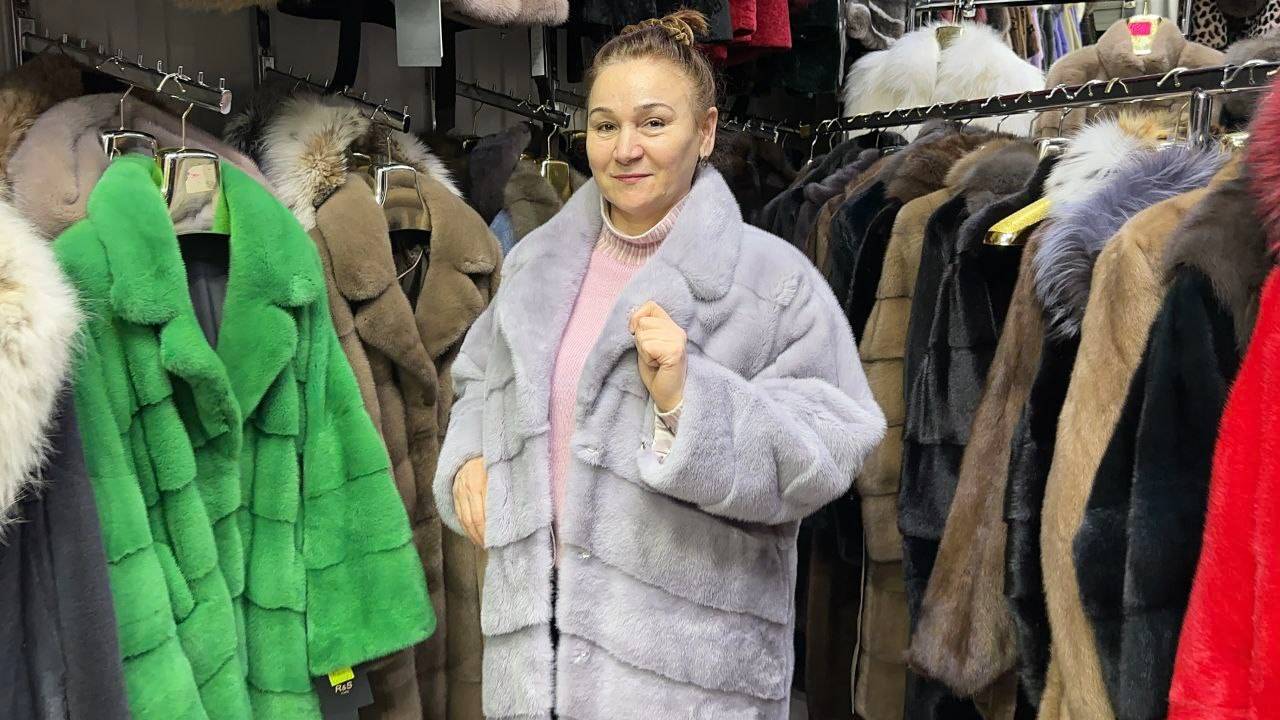«Шубы у Марины» Норковые шубы с капюшоном и англ воротником. Садовод.mp4 смотреть онлайн